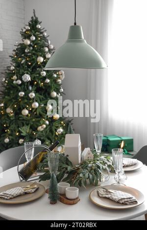 Festliche Tischdekoration mit weihnachtlicher Einrichtung zu Hause Stockfoto