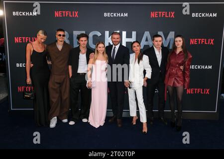 London, Großbritannien. Oktober 2023. Mia Regan, Romeo Beckham, Cruz Beckham, Harper Beckham, David Beckham, Victoria Beckham, Brooklyn Beckham und Nicola Peltz Beckham fotografierten während der Premiere von Beckham - Episoden 1 & 2 auf dem Curzon Mayfair. Foto von Julie Edwards Credit: JEP Celebrity Photos/Alamy Live News Stockfoto