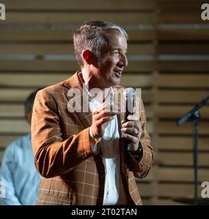 JAY HARTZELL, Präsident der University of Texas, spricht am Abend vor einem Fußballspiel zwischen dem ungeschlagenen Texas (4:0) und Kansas (4:0) in Austin 2023. Mehrere hundert Longhorn-Fans durchstreiften das Gelände und besuchten das Herrenhaus des Gouverneurs. ©Bob Daemmrich Stockfoto