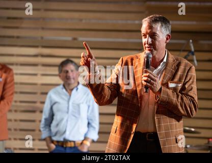 JAY HARTZELL, Präsident der University of Texas, spricht am Abend vor einem Fußballspiel zwischen dem ungeschlagenen Texas (4:0) und Kansas (4:0) in Austin 2023. Mehrere hundert Longhorn-Fans durchstreiften das Gelände und besuchten das Herrenhaus des Gouverneurs. ©Bob Daemmrich Stockfoto