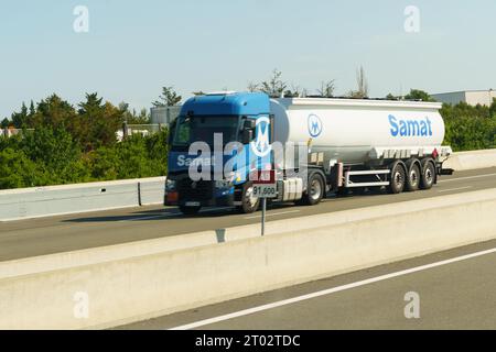 Vienne, Frankreich - 16. Mai 2023: Transport flüssiger chemischer Produkte auf der Straße entlang der Autobahn. Logistikkonzept. Stockfoto