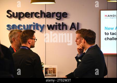 Warschau, Polen. Oktober 2023. Warschau (Polen), 03.10.23, Teilnehmer in der Nähe des Messestandes Google Supercharge Security with Ai at Time 10 Anniversary Warsaw Security Forum (Foto: Aleksy Witwicki/SIPA USA) Credit: SIPA USA/Alamy Live News Stockfoto