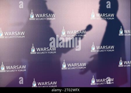 Warschau, Polen. Oktober 2023. Warschau (Polen), 03.10.23, Mystery Shadows at Time 10 Anniversary Warsaw Security Forum (Foto: Aleksy Witwicki/SIPA USA) Credit: SIPA USA/Alamy Live News Stockfoto