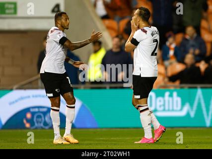 Kane Wilson (rechts) von Derby County reagiert auf eine verpasste Chance während des Spiels der Sky Bet League One in Bloomfield Road, Blackpool. Bilddatum: Dienstag, 3. Oktober 2023. Stockfoto