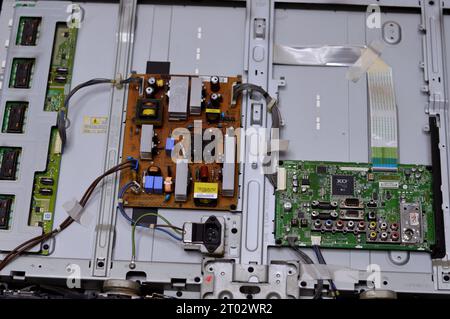 Kairo, Ägypten, September 26 2023: Innenraum der Hauptplatine des LCD-Fernsehers, Kabel, Transformatoren, Widerstand, IC, Kondensatoren, Reparatur Mo Stockfoto
