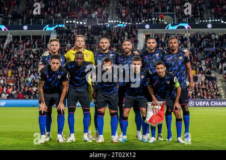 EINDHOVEN, NIEDERLANDE - 3. OKTOBER: Teamphoto von Sevilla FC, zurück: Ivan Rakitic von Sevilla FC, Torhüter Orjan Nyland von Sevilla FC, Nemanja Gudelj von Sevilla FC, Youssef EN-Nesyri von Sevilla FC, Fernando von Sevilla FC, Front: Lucas Ocampos vom Sevilla FC, Dodi Lukebakio vom Sevilla FC, Suso vom Sevilla FC, Adria Pedrosa vom Sevilla FC, Jesus Navas vom Sevilla FC während des Gruppenspiels der UEFA Champions League Gruppe B zwischen PSV Eindhoven und Sevilla FC im Phillips Stadion am 3. Oktober 2023 in Eindhoven, Niederlande. (Foto von Rene Nijhuis/Orange Pictures) Credit: Orange Pics BV/Alamy Live News Stockfoto