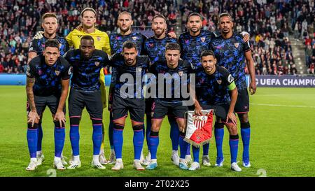 EINDHOVEN, NIEDERLANDE - 3. OKTOBER: Teamphoto von Sevilla FC, zurück: Ivan Rakitic von Sevilla FC, Torhüter Orjan Nyland von Sevilla FC, Nemanja Gudelj von Sevilla FC, Youssef EN-Nesyri von Sevilla FC, Fernando von Sevilla FC, Front: Lucas Ocampos vom Sevilla FC, Dodi Lukebakio vom Sevilla FC, Suso vom Sevilla FC, Adria Pedrosa vom Sevilla FC, Jesus Navas vom Sevilla FC während des Gruppenspiels der UEFA Champions League Gruppe B zwischen PSV Eindhoven und Sevilla FC im Phillips Stadion am 3. Oktober 2023 in Eindhoven, Niederlande. (Foto von Rene Nijhuis/Orange Pictures) Credit: Orange Pics BV/Alamy Live News Stockfoto