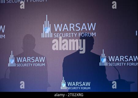 Warschau, Polen. Oktober 2023. Warschau (Polen), 03.10.23, Mystery Shadows at Time 10 Anniversary Warsaw Security Forum (Foto: Aleksy Witwicki/SIPA USA) Credit: SIPA USA/Alamy Live News Stockfoto