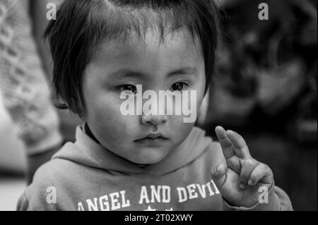 SHIGATSE, TIBET, CHINA - 21. AUGUST 2018: Unbekanntes kleines tibetisches Kind im Kloster Shalu, Präfektur Shigatse, Tibet, China Stockfoto