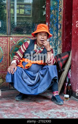 SHIGATSE, TIBET, CHINA - 21. AUGUST 2018: Unbekannter tibetischer Pilger im Kloster Shalu, Präfektur Shigatse, Tibet, China Stockfoto