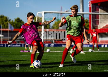 Madrid, Spanien. Oktober 2023. Madrid - Delano van der Heijden von Feyenoord O19, Jan Plug von Feyenoord O19 während der Ausbildung von Feyenoord O19 im Centro Deportivo Wanda Alcala de Henares am 3. Oktober 2023 in Madrid, Spanien. Credit: Box to Box Pictures/Alamy Live News Stockfoto