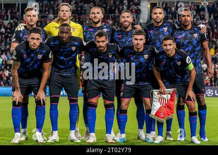 EINDHOVEN, NIEDERLANDE - 3. OKTOBER: Teamphoto von Sevilla FC, zurück: Ivan Rakitic von Sevilla FC, Torhüter Orjan Nyland von Sevilla FC, Nemanja Gudelj von Sevilla FC, Youssef EN-Nesyri von Sevilla FC, Fernando von Sevilla FC, Front: Lucas Ocampos vom Sevilla FC, Dodi Lukebakio vom Sevilla FC, Suso vom Sevilla FC, Adria Pedrosa vom Sevilla FC, Jesus Navas vom Sevilla FC während des Gruppenspiels der UEFA Champions League Gruppe B zwischen PSV Eindhoven und Sevilla FC im Phillips Stadion am 3. Oktober 2023 in Eindhoven, Niederlande. (Foto von Rene Nijhuis/Orange Pictures) Credit: Orange Pics BV/Alamy Live News Stockfoto