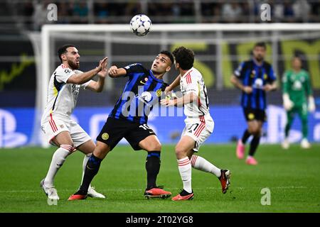 Mailand, Italien. 3. Oktober 2023. Lautaro Martinez (C) vom FC Internazionale tritt mit Orkun Kokcu (L) und Joao Neves von SL Benfica während des UEFA Champions League-Fußballspiels zwischen FC Internazionale und SL Benfica zusammen. Quelle: Nicolò Campo/Alamy Live News Stockfoto