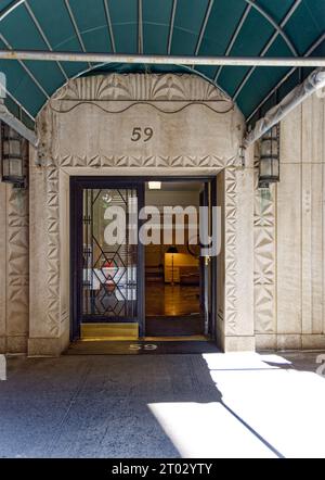 Die Emery Roth-entworfene 59 W 12th Street, Teil des Greenwich Village Historic District, wurde 1931 erbaut; zum Zeitpunkt des Fotos (1. Oktober 2023) wurde repariert. Stockfoto