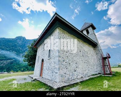 Christliche Kirche im Dorf Theth im Nationalpark Theth, Albanien. Stockfoto