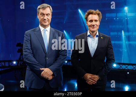 Nürnberg, Deutschland. Oktober 2023. Markus Söder (CSU, l), Ministerpräsident Bayerns, und Ludwig Hartmann (Bündnis 90/die Grünen), Fraktionsvorsitzender im Bayerischen landtag, stehen nach dem TV-Duell in der Sendung „BR24 Wahl - die Konfrontation“ zur landtagswahl 2023 im Fernsehstudio nebeneinander. Darlegung: Daniel Löb/dpa/Alamy Live News Stockfoto