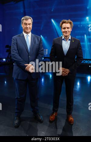 Nürnberg, Deutschland. Oktober 2023. Markus Söder (CSU, l), Ministerpräsident Bayerns, und Ludwig Hartmann (Bündnis 90/die Grünen), Fraktionsvorsitzender im Bayerischen landtag, stehen nach dem TV-Duell in der Sendung „BR24 Wahl - die Konfrontation“ zur landtagswahl 2023 im Fernsehstudio nebeneinander. Darlegung: Daniel Löb/dpa/Alamy Live News Stockfoto