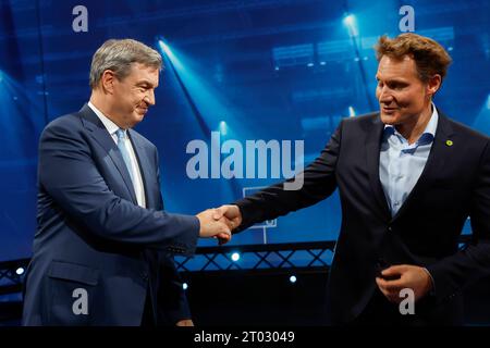 Nürnberg, Deutschland. Oktober 2023. Markus Söder (CSU, l), Ministerpräsident Bayerns, und Ludwig Hartmann (Bündnis 90/die Grünen), Fraktionsvorsitzender im Bayerischen landtag, schütteln im Fernsehstudio nach dem Fernsehduell in der Sendung BR24 Wahl - die Konfrontation bei der landtagswahl 2023 die Hand. Darlegung: Daniel Löb/dpa/Alamy Live News Stockfoto