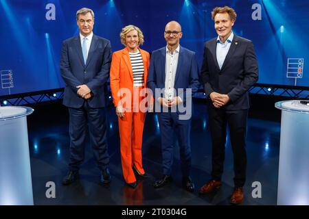 Nürnberg, Deutschland. Oktober 2023. Markus Söder (CSU, l-r), Premierminister Bayerns, Referenten Julia Büchler, Oberakkret Christian Nitsche und Ludwig Hartmann (Bündnis 90/die Grünen), Fraktionsvorsitzender im Bayerischen landtag stand im Fernsehstudio nach dem Fernsehduell für die Sendung BR24 Wahl - die Konfrontation bei der landtagswahl 2023 in Nürnberg. Darlegung: Daniel Löb/dpa/Alamy Live News Stockfoto