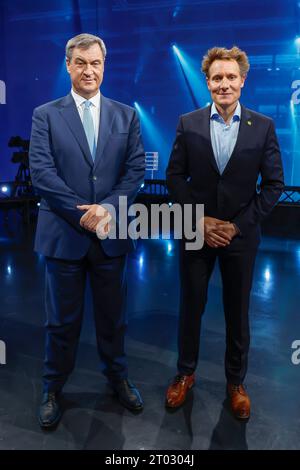 Nürnberg, Deutschland. Oktober 2023. Markus Söder (CSU, l), Ministerpräsident Bayerns, und Ludwig Hartmann (Bündnis 90/die Grünen), Fraktionsvorsitzender im Bayerischen landtag, stehen nach dem TV-Duell in der Sendung „BR24 Wahl - die Konfrontation“ zur landtagswahl 2023 im Fernsehstudio nebeneinander. Darlegung: Daniel Löb/dpa/Alamy Live News Stockfoto
