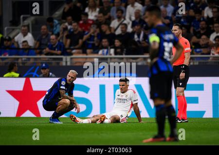 Mailand, Italien. 3. Oktober 2023. Alexander Bah von SL Benfica reagiert nach einer Verletzung während des Fußballspiels der UEFA Champions League zwischen dem FC Internazionale und SL Benfica. Quelle: Nicolò Campo/Alamy Live News Stockfoto