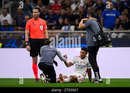 Mailand, Italien. 3. Oktober 2023. Alexander Bah von SL Benfica reagiert nach einer Verletzung während des Fußballspiels der UEFA Champions League zwischen dem FC Internazionale und SL Benfica. Quelle: Nicolò Campo/Alamy Live News Stockfoto