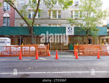 Die Emery Roth-entworfene 59 W 12th Street, Teil des Greenwich Village Historic District, wurde 1931 erbaut; zum Zeitpunkt des Fotos (1. Oktober 2023) wurde repariert. Stockfoto