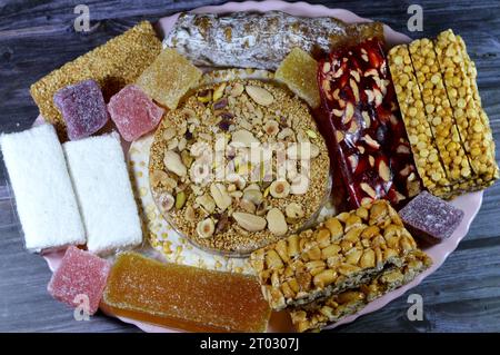 Sammlung von süßen Kichererbsen, Erdnüssen, Sesam, cremigem Taffy, Zuckergelee, Nüsse, Pistazien, Haselnussscheiben als Feier des Propheten Stockfoto