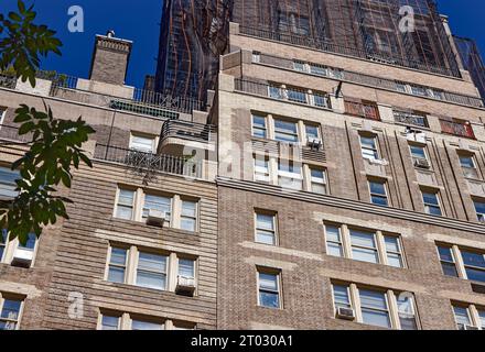 Die Emery Roth-entworfene 59 W 12th Street, Teil des Greenwich Village Historic District, wurde 1931 erbaut; zum Zeitpunkt des Fotos (1. Oktober 2023) wurde repariert. Stockfoto