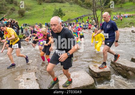 Die Teilnehmer laufen im Dovedale Dash, eine 3/4 km lange Langlaufstrecke, die vom Dorf Thorpe in Derbyshire ins Dovedale Valley startet. Stockfoto