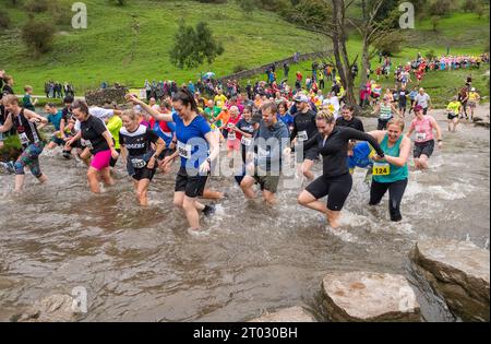 Die Teilnehmer laufen im Dovedale Dash, eine 3/4 km lange Langlaufstrecke, die vom Dorf Thorpe in Derbyshire ins Dovedale Valley startet. Stockfoto