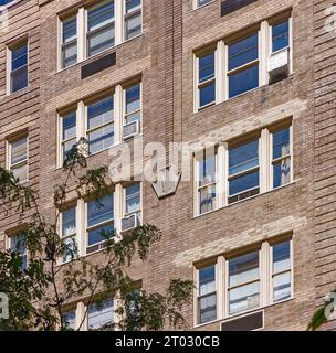 Die Emery Roth-entworfene 59 W 12th Street, Teil des Greenwich Village Historic District, wurde 1931 erbaut; zum Zeitpunkt des Fotos (1. Oktober 2023) wurde repariert. Stockfoto