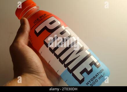 Ein Foto einer Prime Hydration Ice Pop Drink Flasche. Stockfoto