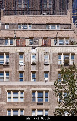 Die Emery Roth-entworfene 59 W 12th Street, Teil des Greenwich Village Historic District, wurde 1931 erbaut; zum Zeitpunkt des Fotos (1. Oktober 2023) wurde repariert. Stockfoto