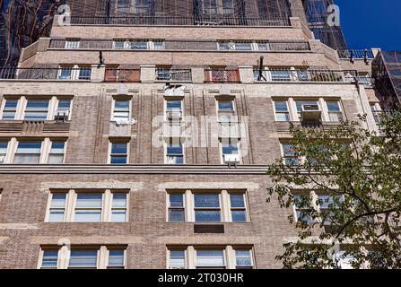 Die Emery Roth-entworfene 59 W 12th Street, Teil des Greenwich Village Historic District, wurde 1931 erbaut; zum Zeitpunkt des Fotos (1. Oktober 2023) wurde repariert. Stockfoto