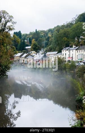 Nebel auf dem Fluss Derwent im Matlock Bad an einem kalten und nassen Herbstnachmittag. Stockfoto