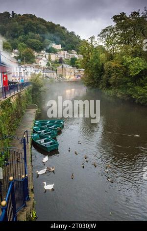 Nebel auf dem Fluss Derwent im Matlock Bad an einem kalten und nassen Herbstnachmittag. Stockfoto