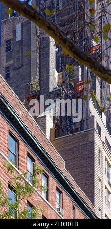 Die Emery Roth-entworfene 59 W 12th Street, Teil des Greenwich Village Historic District, wurde 1931 erbaut; zum Zeitpunkt des Fotos (1. Oktober 2023) wurde repariert. Stockfoto