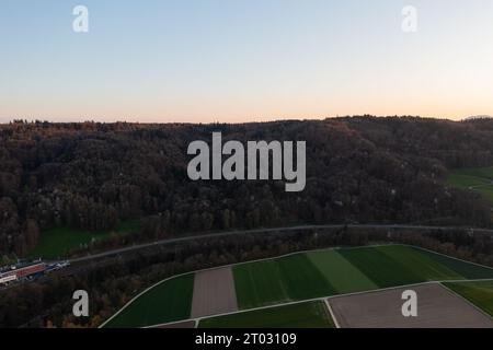 Wunderschöner Blick auf den sonnigen Hang von Obersiggenthal im Kanton Aargau in der Schweiz bei einem schönen Sonnenaufgang. Stockfoto