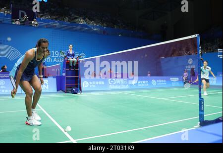 Hangzhou, Zhejiang, China. Oktober 2023. Asian Games Badminton Runde 32. PV Sindhu (IND) vs. HSU WC (TPE). PV Sindhu gewann mit 21:10, 21:15. 2-0. (Kreditbild: © Seshadri Sukumar/ZUMA Press Wire) NUR REDAKTIONELLE VERWENDUNG! Nicht für kommerzielle ZWECKE! Stockfoto