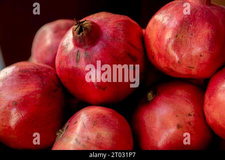 Granatapfelfrucht Hintergrund, Muster. Frische rohe Bio-Granatfrucht, Texturhintergrund. Ruby natürliche Granatapfelhaufen aus nächster Nähe von oben. Granatapfel Stockfoto