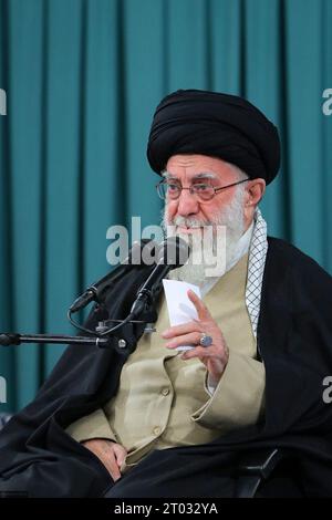 Teheran, Iran. Oktober 2023. Der oberste iranische Führer Ayatollah ALI KHAMENEI spricht während eines Treffens mit den Teilnehmern der Internationalen Konferenz der Islamischen Einheit, Botschaftern islamischer Länder, einigen Regierungsbeamten und einer Reihe anderer Menschen anlässlich der glückverheißenden Geburtstage von Prophet Muhammad und Imam Sadiq. (Foto: © Iranian Supreme Leader's Office via ZUMA Press Wire) NUR REDAKTIONELLE VERWENDUNG! Nicht für kommerzielle ZWECKE! Stockfoto