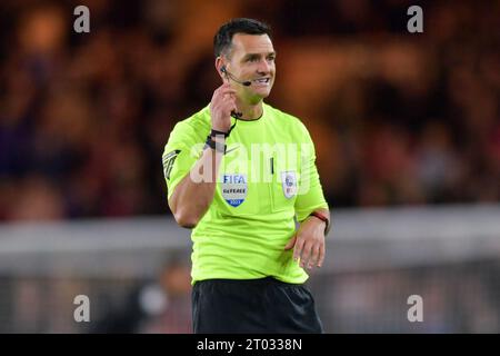 Middlesbrough, Großbritannien. Oktober 2023. Schiedsrichter Andrew Madley beim Sky Bet Championship-Spiel zwischen Middlesbrough und Cardiff City im Riverside Stadium, Middlesbrough am Dienstag, den 3. Oktober 2023. (Foto: Scott Llewellyn | MI News) Credit: MI News & Sport /Alamy Live News Stockfoto