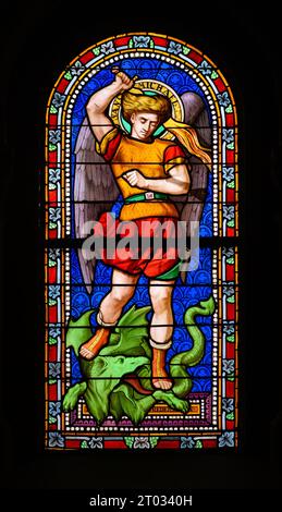 Der Heilige Michael der Erzengel. Ein Buntglasfenster in der Kirche St. Alphonsus Liguori, Luxemburg-Stadt. Stockfoto