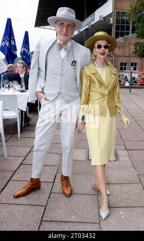 Günther Krabbenhöft, Britt Kanja beim Renntag der Deutschen Einheit auf der Rennbahn Hoppegarten. *** Günther Krabbenhöft, Britt Kanja beim Tag der Deutschen Einheit auf der Rennbahn Hoppegarten Credit: Imago/Alamy Live News Stockfoto