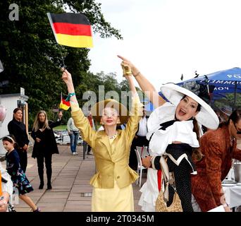 Britt Kanja, Manuela Vobach beim Renntag der Deutschen Einheit auf der Rennbahn Hoppegarten. *** Britt Kanja, Manuela Vobach beim Tag der Deutschen Einheit auf der Rennbahn Hoppegarten Credit: Imago/Alamy Live News Stockfoto