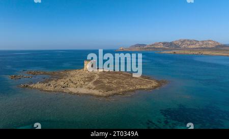 Luftbild des alten Gefängnisturms auf der Isola della Pelosa im Nordwesten Sardiniens in der Provinz Sassari. Stintino Town, Sardinien, Italien. Stockfoto