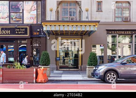 Emery Roth verzierte beigefarbene Ziegelsteine Carteret, 208 West 23rd Street in Chelsea, mit Terrakotta-Medaillons und Fensterumrandungen. Stockfoto