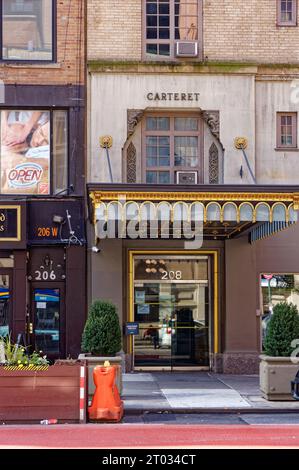 Emery Roth verzierte beigefarbene Ziegelsteine Carteret, 208 West 23rd Street in Chelsea, mit Terrakotta-Medaillons und Fensterumrandungen. Stockfoto