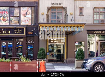 Emery Roth verzierte beigefarbene Ziegelsteine Carteret, 208 West 23rd Street in Chelsea, mit Terrakotta-Medaillons und Fensterumrandungen. Stockfoto